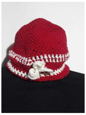 Caciulita crosetata cu gaurele si floricica