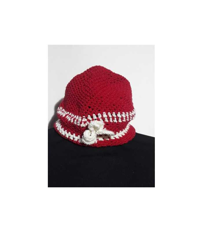 Caciulita crosetata cu gaurele si floricica