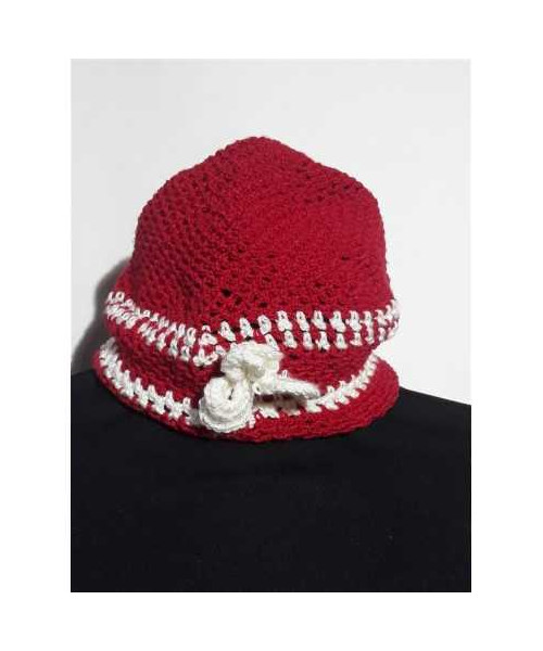 Caciulita crosetata cu gaurele si floricica