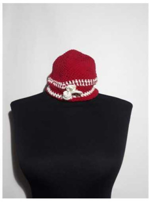 Caciulita crosetata cu gaurele si floricica 2