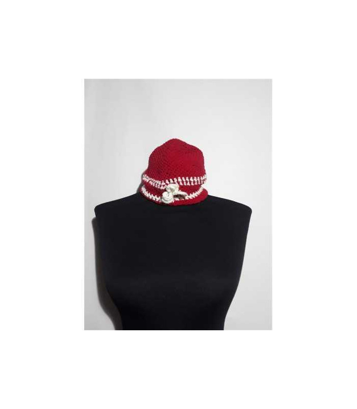 Caciulita crosetata cu gaurele si floricica