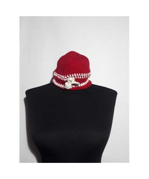 Caciulita crosetata cu gaurele si floricica