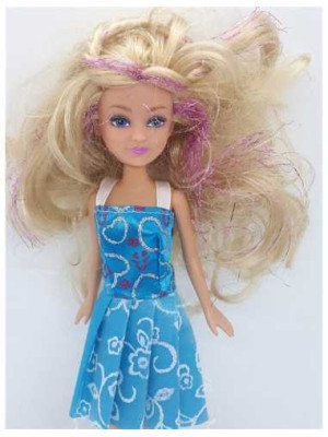 Papusa cu parul blond si suvite roz