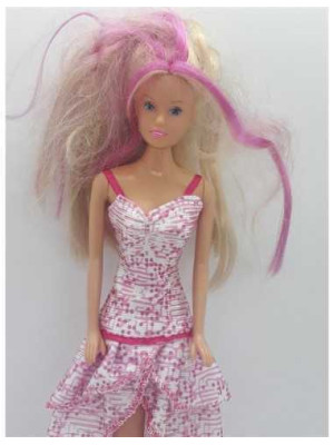 Papusa cu parul blond si suvite roz Simba