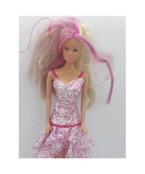 Papusa cu parul blond si suvite roz Simba