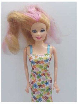 Papusa cu parul blond si rochita cu stelute