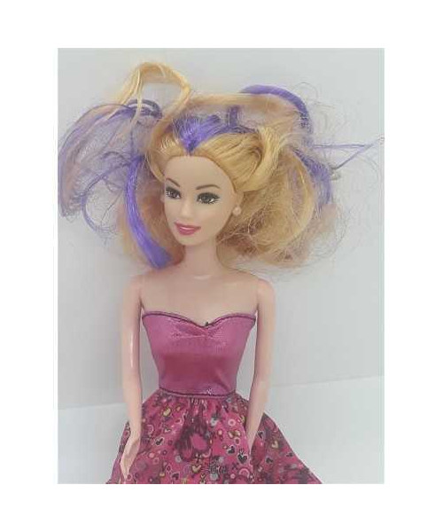 Papusica cu parul blond cu suvite mov si cercei 27 cm