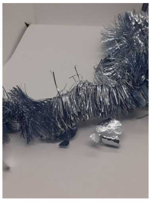 Beteala albastra cu forme om de zapada argintiu pentru Craciun