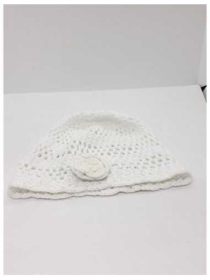 Caciulita crosetata cu floricica pentru fetite