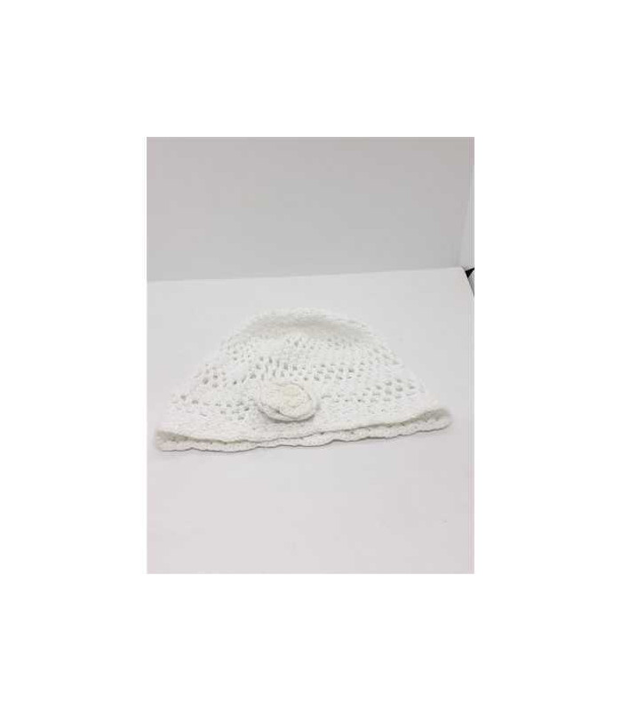 Caciulita crosetata cu floricica pentru fetite