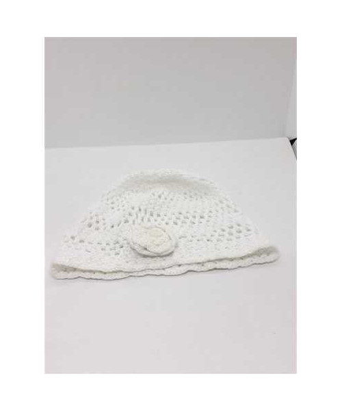 Caciulita crosetata cu floricica pentru fetite