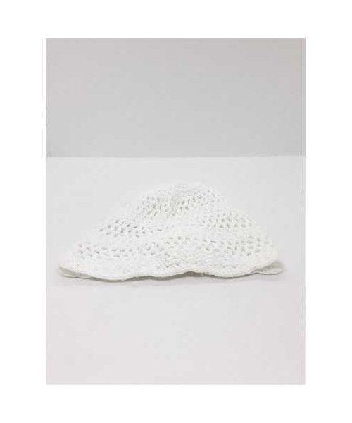 Caciulita crosetata cu floricica pentru fetite