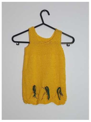 Vestuta crosetata cu ciucuri pentru fetite