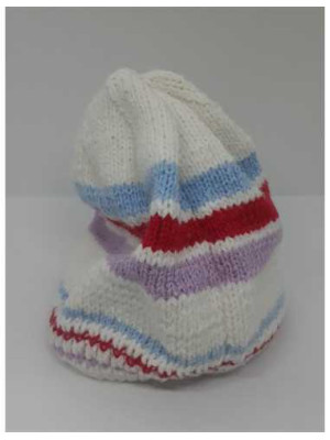 Caciula crosetata pentru fetite cu dungi multicolore 2