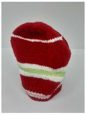 Caciula crosetata pentru fetite culoare rosu cu dungi multicolore 2