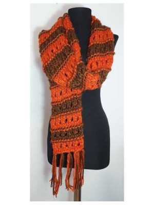 Fular tricotat in doua culori model cu gaurele si franjuri