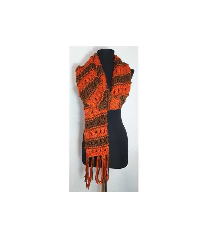 Fular tricotat in doua culori model cu gaurele si franjuri