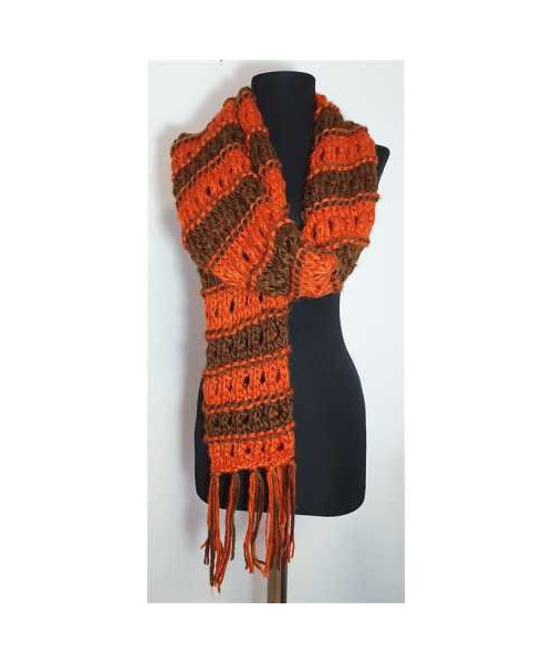 Fular tricotat in doua culori model cu gaurele si franjuri