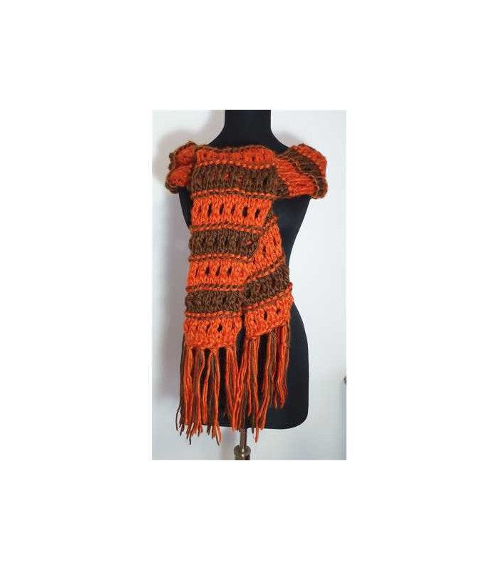 Fular tricotat in doua culori model cu gaurele si franjuri