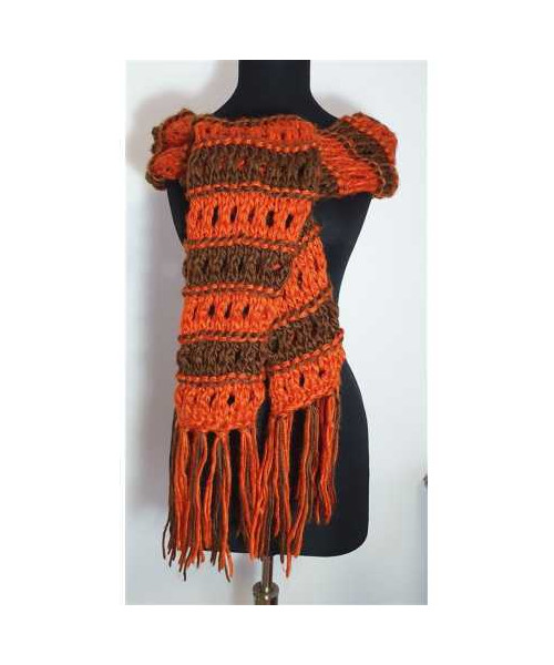 Fular tricotat in doua culori model cu gaurele si franjuri