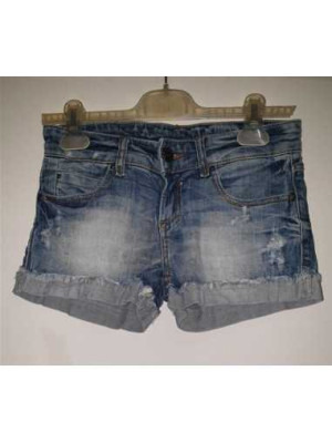 Pantaloni scurti de blugi model rupt Stradivarius