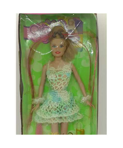 Papusa cu rochita tricotata si suvite culoare roz