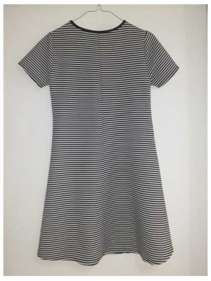 Rochie de vara cu maneca scurta si decolteu rotund la gat