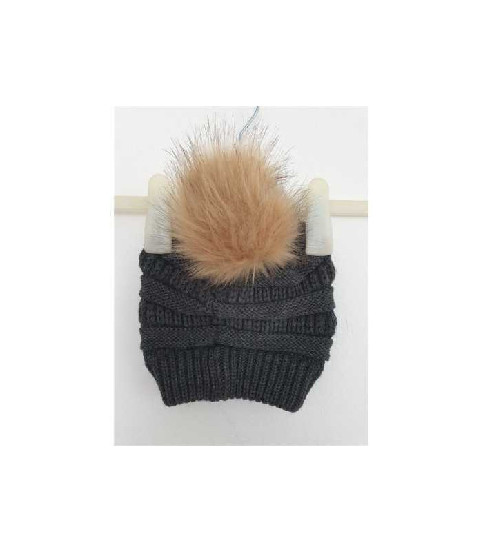 Caciula tricotata cu ciucure pufos