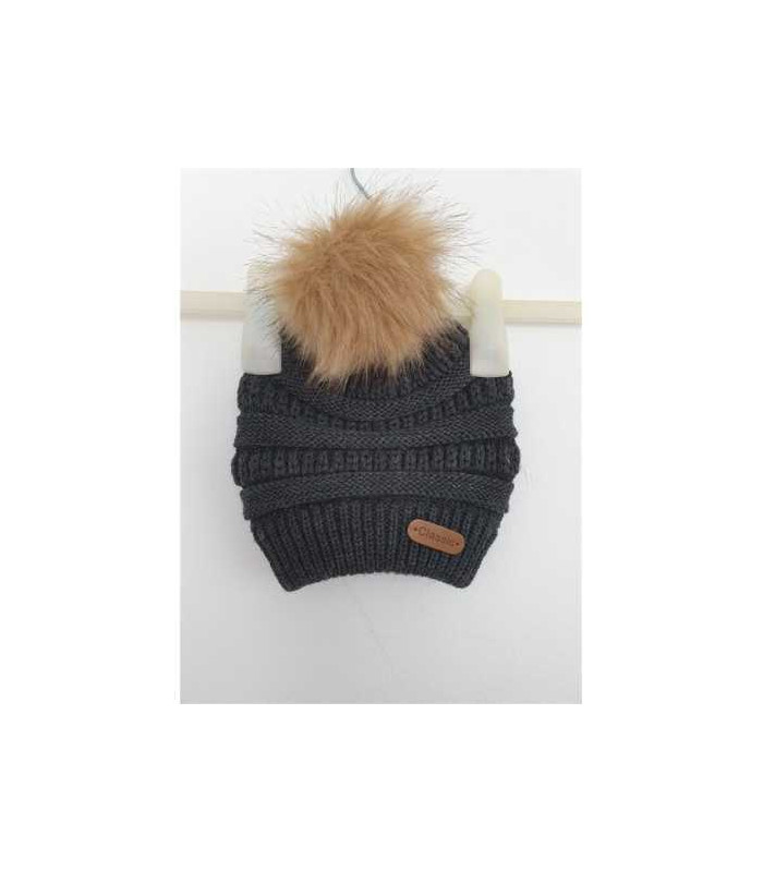 Caciula tricotata cu ciucure pufos