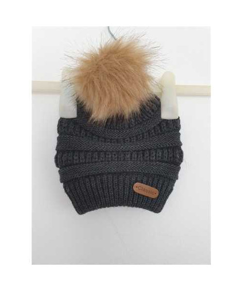 Caciula tricotata cu ciucure pufos