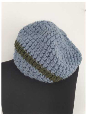 Caciula dama tricotata cu detaliu colorat