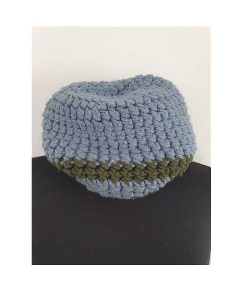 Caciula dama tricotata cu detaliu colorat