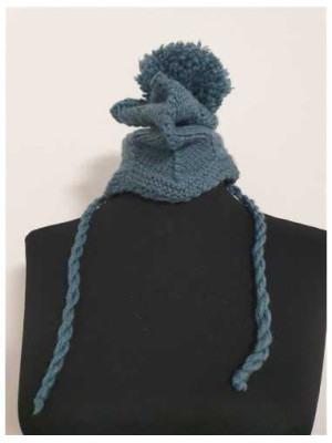 Caciula tricotata cu snur impletit