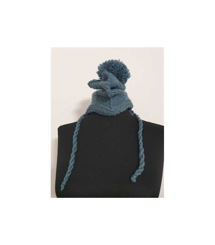 Caciula tricotata cu snur impletit