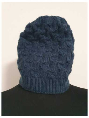 Caciula tricotata cu model pentru fetite