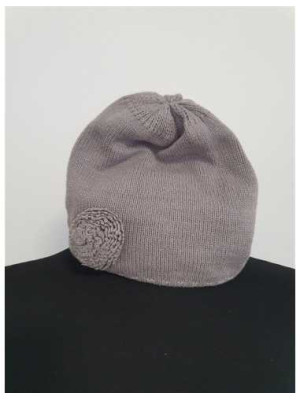 Caciulita crosetata accesorizata cu floricica