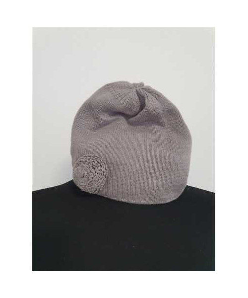 Caciulita crosetata accesorizata cu floricica