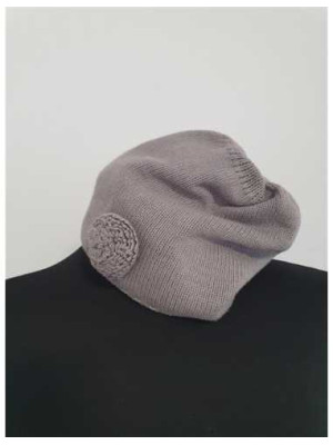 Caciulita crosetata accesorizata cu floricica 2