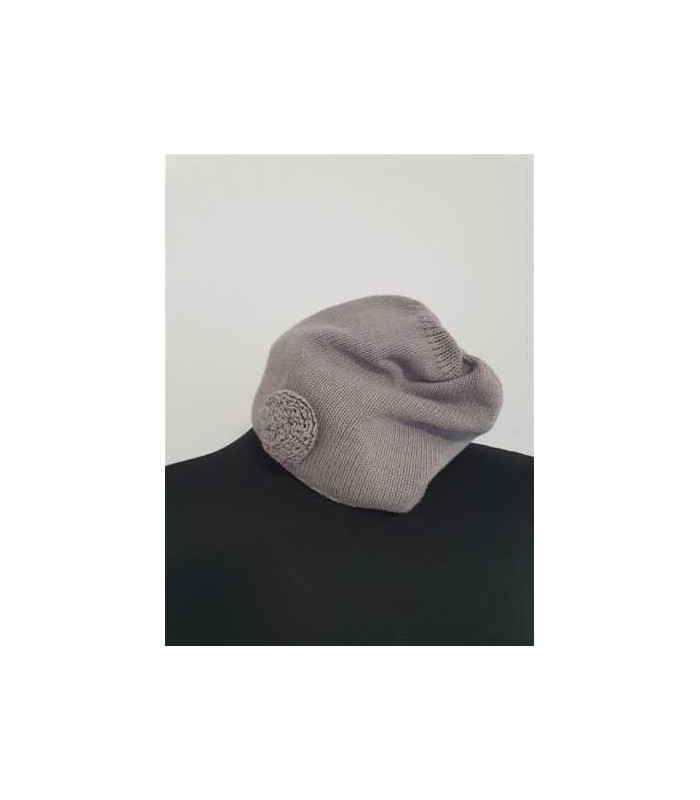 Caciulita crosetata accesorizata cu floricica