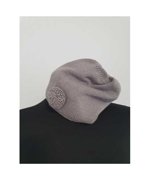 Caciulita crosetata accesorizata cu floricica