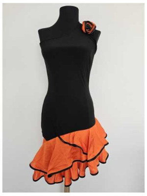 Rochie eleganta accesorizata cu trandafir pe umar