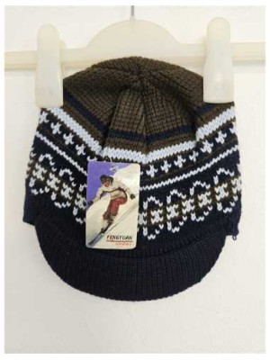 Caciulita tricotata cu cozoroc Feng Yuan