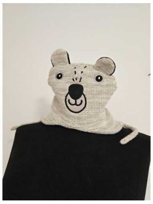 Caciulita tricotata cu snur model cap de urs
