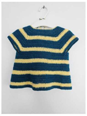 Vestuta si caciulita crosetata cu dungi galbene 2