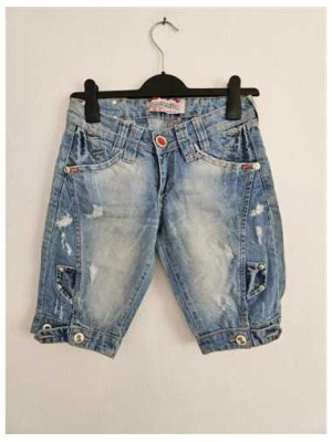 Pantaloni scurti de blugi model rupt si decolorat