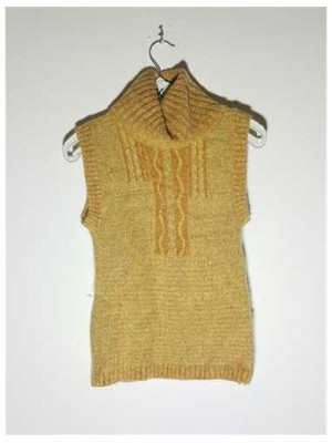 Vesta tricotata model cu guler inalt
