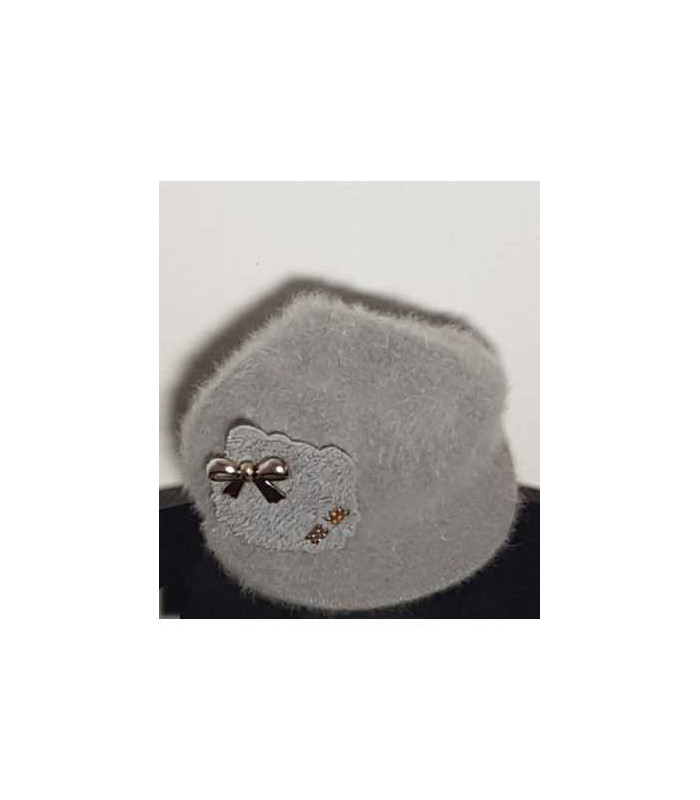 Caciula pentru primavara accesorizata cu fundita