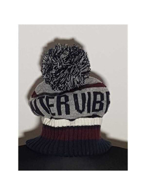 Caciula tricotata cu ciucure pentru baieti