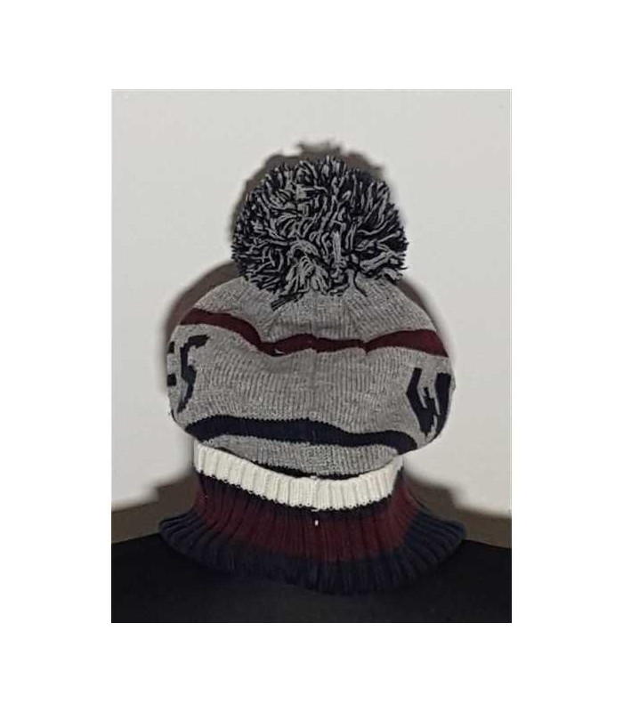 Caciula tricotata cu ciucure pentru baieti