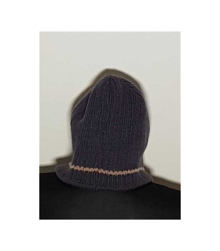 Fes tricotat pentru baieti model cu emblema